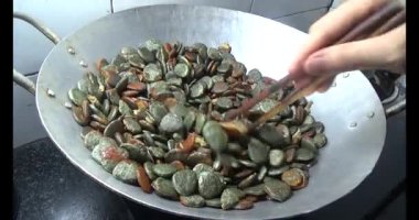 Gac tohumları bitkisel ilaçlara işleniyor.