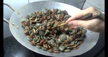 Gac tohumları bitkisel ilaçlara işleniyor.