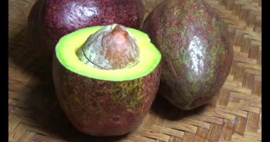 Gac tohumları bitkisel ilaçlara işleniyor.