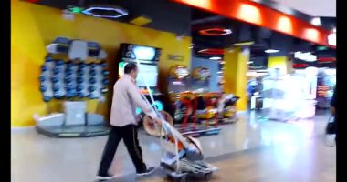 18 Temmuz 2025. Kydac, Chuvanan, Haiphong, Vietnam. İnsanlar süpermarketten alışveriş yapıyor.