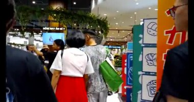 18 Temmuz 2025. Kydac, Chuvanan, Haiphong, Vietnam. İnsanlar süpermarketten alışveriş yapıyor.