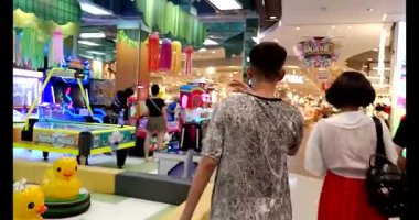 18 Temmuz 2025. Kydac, Chuvanan, Haiphong, Vietnam. İnsanlar süpermarketten alışveriş yapıyor.