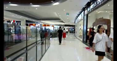 18 Temmuz 2025. Kydac, Chuvanan, Haiphong, Vietnam. İnsanlar süpermarketten alışveriş yapıyor.