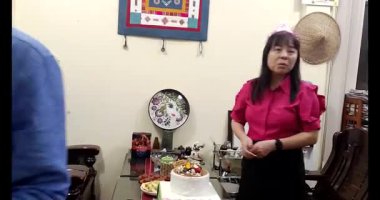 18 Temmuz 2025. Kydac, Chuvanan, Haiphong, Vietnam. Doğum günü pastası ve mumlu kızlar.