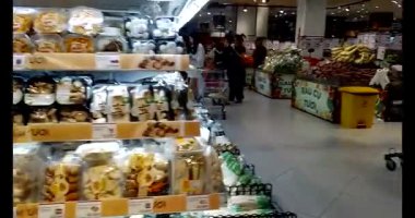 18 Temmuz 2025. Kydac, Chuvanan, Haiphong, Vietnam. İnsanlar süpermarketten alışveriş yapıyor.