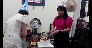 18 Temmuz 2025. Kydac, Chuvanan, Haiphong, Vietnam. Doğum günü pastası ve mumlu kızlar.