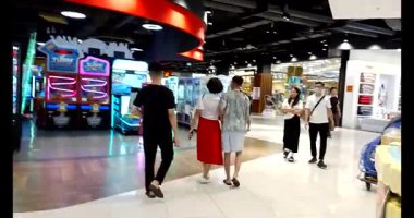 18 Temmuz 2025. Kydac, Chuvanan, Haiphong, Vietnam. İnsanlar süpermarketten alışveriş yapıyor.