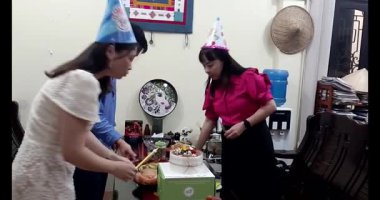 18 Temmuz 2025. Kydac, Chuvanan, Haiphong, Vietnam. Doğum günü pastası ve mumlu kızlar.