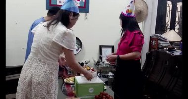 18 Temmuz 2025. Kydac, Chuvanan, Haiphong, Vietnam. Doğum günü pastası ve mumlu kızlar.