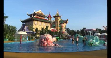 18 Temmuz 2025. Kydac, Chuvanan, Haiphong, Vietnam. İnsanlar yazın su parkında eğlenirler.