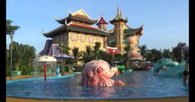 18 Temmuz 2025. Kydac, Chuvanan, Haiphong, Vietnam. İnsanlar yazın su parkında eğlenirler.