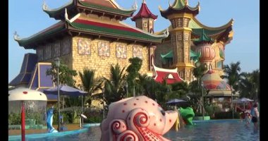 18 Temmuz 2025. Kydac, Chuvanan, Haiphong, Vietnam. İnsanlar yazın su parkında eğlenirler.