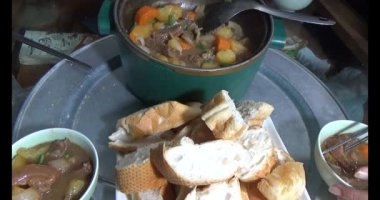 Biftek yahnisi ve yemek.