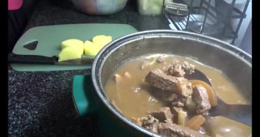 Biftek yahnisi ve yemek.