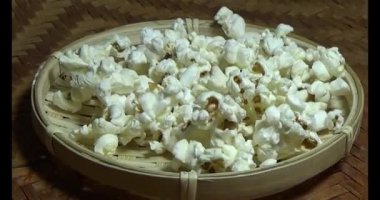 Tavada patlamış mısır.