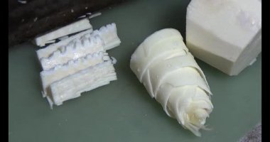 Bambu filizlerini kes.