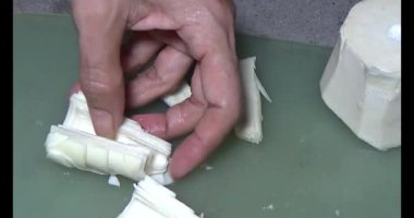 Bambu filizlerini kes.