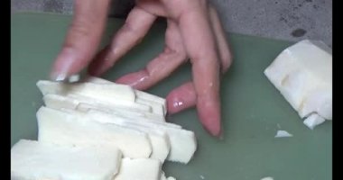 Bambu filizlerini kes.