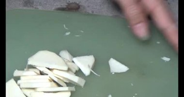 Bambu filizlerini kes.