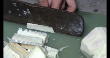 Bambu filizlerini kes.