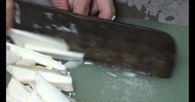 Bambu filizlerini kes.