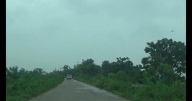 1 Ağustos 2025. Hai Duong, Hai Phong, Viet Nam. Vietnam kırsalında bir yol. Yolda bir sürü insan motosiklet, bisiklet ve araba sürüyordu. Yolun iki tarafında da evler var.