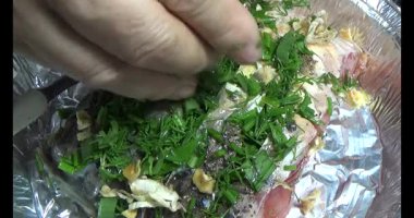 Baharat ve otlarla marine edilmiş ızgara balık.