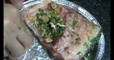 Baharat ve otlarla marine edilmiş ızgara balık.