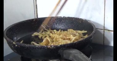 Baharat ve otlarla marine edilmiş ızgara balık.