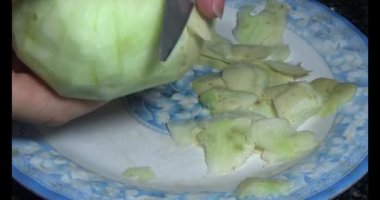 Kavunu parçalara ayır.