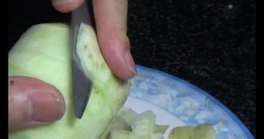 Kavunu parçalara ayır.