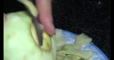 Kavunu parçalara ayır.