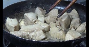 Asyalı aile yemek yiyor.