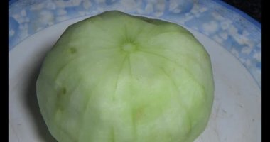 Kavunu parçalara ayır.