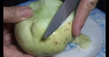 Kavunu parçalara ayır.