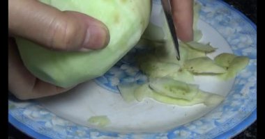 Kavunu parçalara ayır.