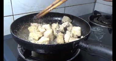 Asyalı aile yemek yiyor.