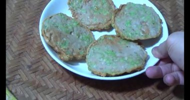 Asya jambonu kesmek için bıçak kullan. Jambonu tabağa koy. Jambonun etrafında döndüğü sahne