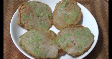 Asya jambonu kesmek için bıçak kullan. Jambonu tabağa koy. Jambonun etrafında döndüğü sahne