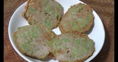 Asya jambonu kesmek için bıçak kullan. Jambonu tabağa koy. Jambonun etrafında döndüğü sahne