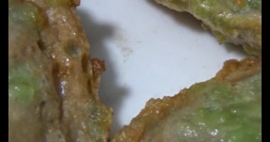 Asya jambonu kesmek için bıçak kullan. Jambonu tabağa koy. Jambonun etrafında döndüğü sahne