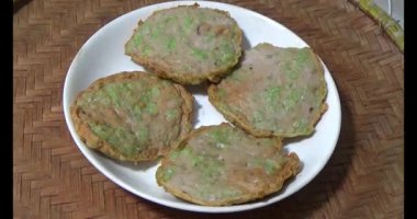 Asya jambonu kesmek için bıçak kullan. Jambonu tabağa koy. Jambonun etrafında döndüğü sahne