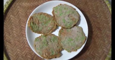 Asya jambonu kesmek için bıçak kullan. Jambonu tabağa koy. Jambonun etrafında döndüğü sahne