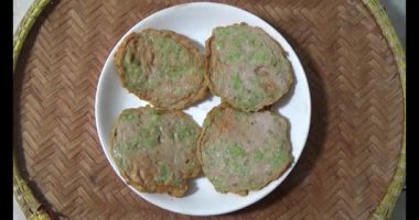 Asya jambonu kesmek için bıçak kullan. Jambonu tabağa koy. Jambonun etrafında döndüğü sahne