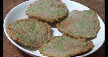 Asya jambonu kesmek için bıçak kullan. Jambonu tabağa koy. Jambonun etrafında döndüğü sahne