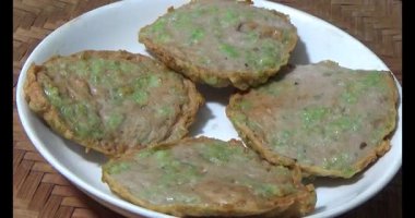 Asya jambonu kesmek için bıçak kullan. Jambonu tabağa koy. Jambonun etrafında döndüğü sahne