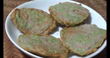 Asya jambonu kesmek için bıçak kullan. Jambonu tabağa koy. Jambonun etrafında döndüğü sahne