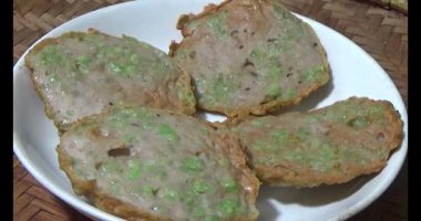 Asya jambonu kesmek için bıçak kullan. Jambonu tabağa koy. Jambonun etrafında döndüğü sahne