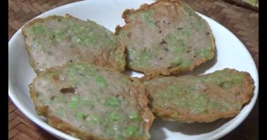 Asya jambonu kesmek için bıçak kullan. Jambonu tabağa koy. Jambonun etrafında döndüğü sahne