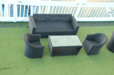 açık masa ve sandalyeler